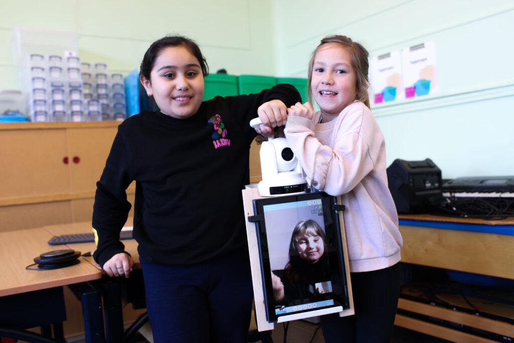 Bednet Bednet, wat is dat? Twee meisjes bij de klasmodule van bednet.